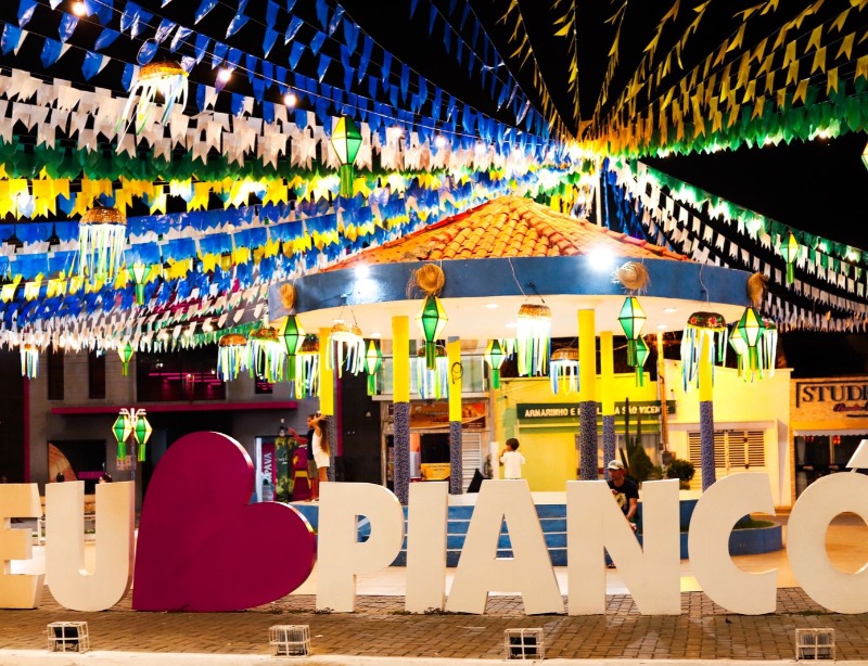 Ruas de Pianc� ganha decora��o junina com cores da sele��o em alus�o � Copa do Mundo�